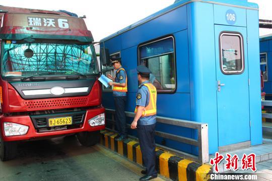 江苏省交通运输厅：对严重超载超限车辆实施顶格处罚