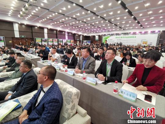 黑龙江省绿色食品企业代表聆听营销专家演讲。　姜辉 摄