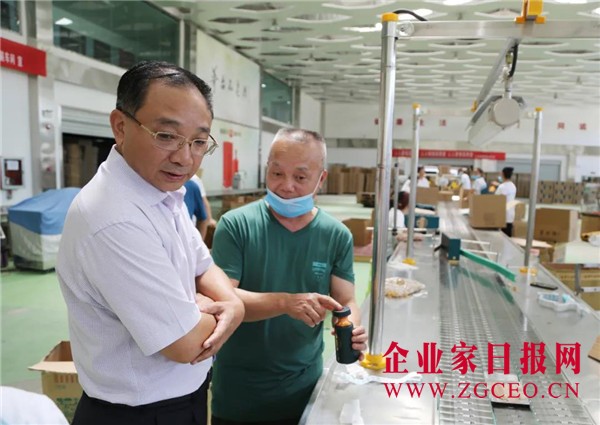 4、杨盛勇（左）检查了解生产设施、设备.jpg