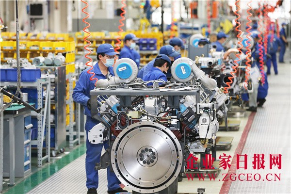 潍柴高速高端大缸径发动机生产线上，工人正在赶制订单02.jpg