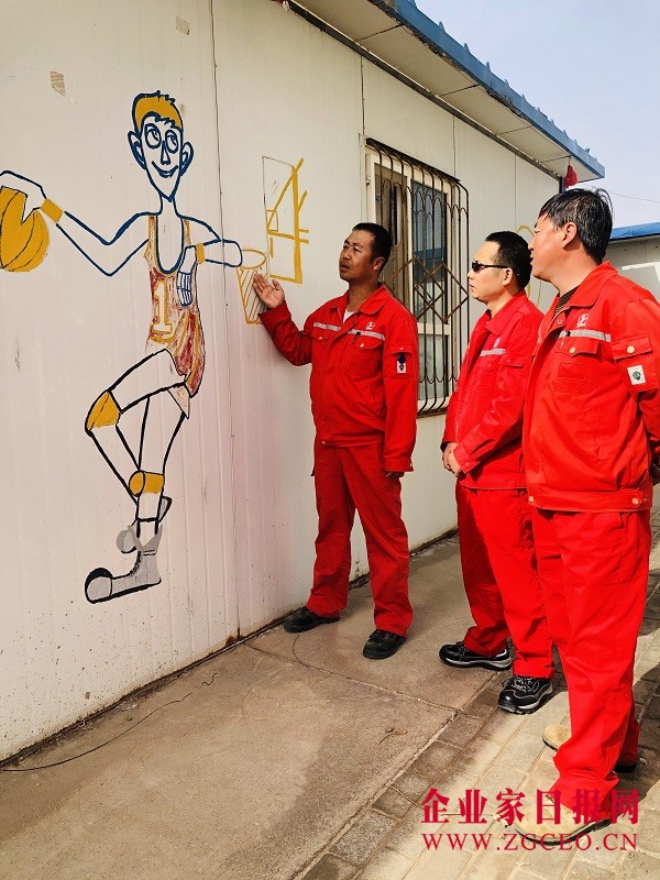 图四、“石油漫画家”严奎（左一）和工友们分享以涂亮为原型的“篮球小子”漫画创作故事，为偏远的油区增添了运动的乐趣。.png
