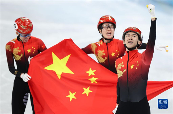 3 2月5日，中国队选手武大靖（右一）在比赛后庆祝。在首都体育馆举行的北京2022年冬奥会短道速滑项目混合团体接力决赛中，中国队夺得冠军。新华社记者 杨磊 摄.jpg