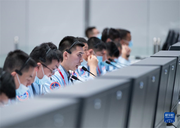 5　2021年6月17日，在北京航天飞行控制中心，科研人员在监测神舟十二号载人飞船与天和核心舱自主快速交会对接情况。新华社记者 金立旺 摄.jpg