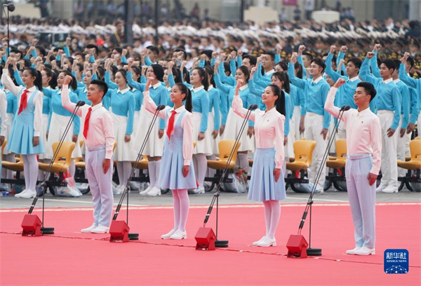 　1  2021年7月1日上午，庆祝中国共产党成立100周年大会在北京天安门广场隆重举行。这是共青团员和少先队员代表集体致献词。新华社记者 陈晔华 摄.jpg
