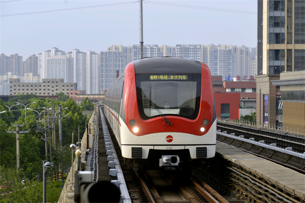 3、2022年7月20日，江苏省无锡地铁4号线在堰桥站与火车站之间往返运行。杨木军摄.jpg