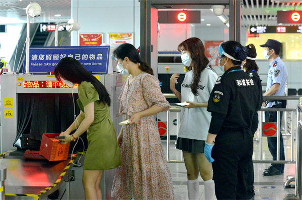 1、2022年7月20日，江苏省无锡地铁4号线上，顾客正在刘潭站安检。杨木军摄.jpg