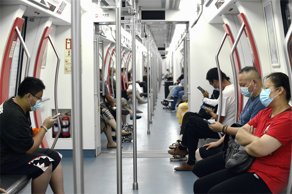 6、2022年7月20日，江苏省无锡地铁4号线，乘客们在火车站与堰桥站往返运行列车上。杨木军摄.jpg