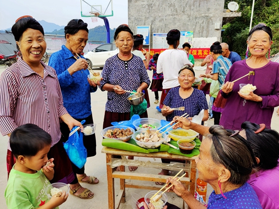 图2：一群瑶族老人正在开心吃着百家宴.jpg