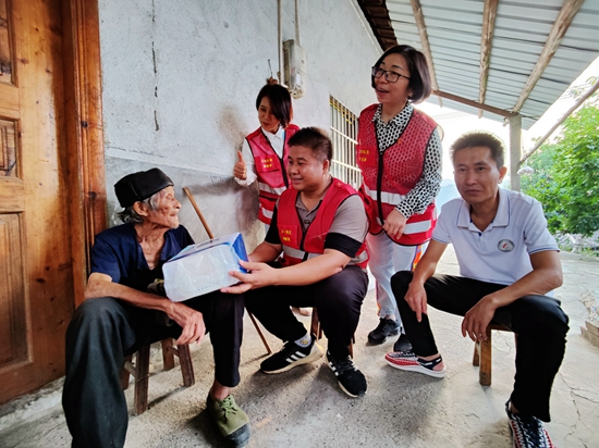 图3：驻村工作队员看望慰问102岁瑶族老人凤老吾.jpg