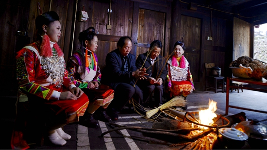 图3：瑶族老人正在打包传统腌制鸭肉给客人.jpg