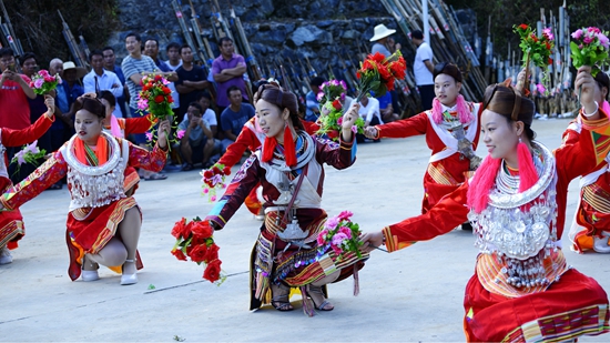 图4：一群瑶族姑娘正在表演舞蹈.jpg