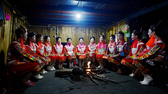 图2：一群瑶族姑娘准备蒸糯米打油茶等客人.jpg