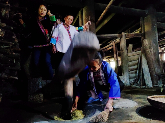图5：侗寨妇女正在用“碓坎”舂制“扁米”.jpg