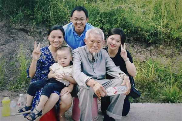 余洪霞（左一）和家人在一起.jpg