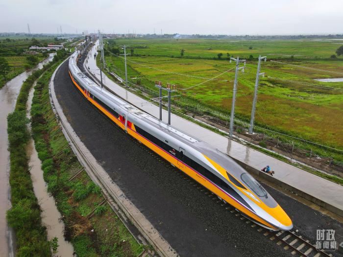 △中国铁路研发制造的高速铁路综合检测列车运行在雅万高铁德卡鲁尔站至4号梁场间。