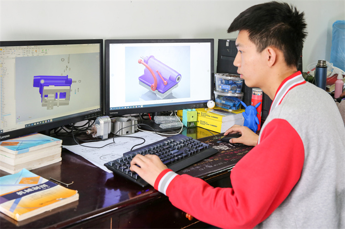 吴佩儒在CAD机械设计训练.jpg