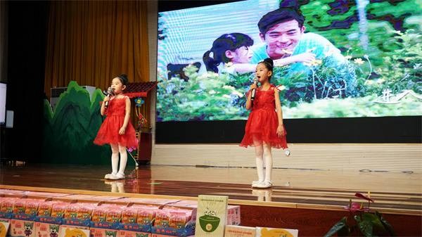 图7为莲河学校幼儿园的小朋友们表演节目.jpg