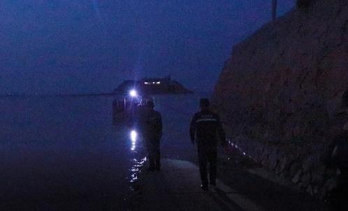 莆田：两男子不识潮汐规律被困荒岛 警民合力营救