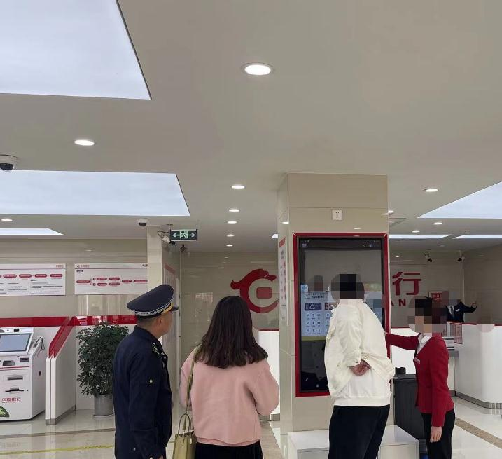 平度市东阁街道综合行政执法中队推进银行机构垃圾分类提质增效2.png