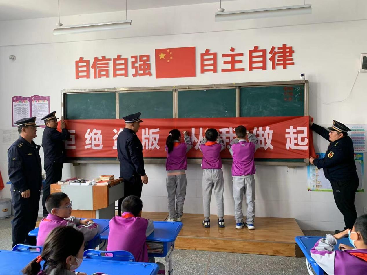 凤台中队开展文化执法“绿书签进校园”宣传活动2.png