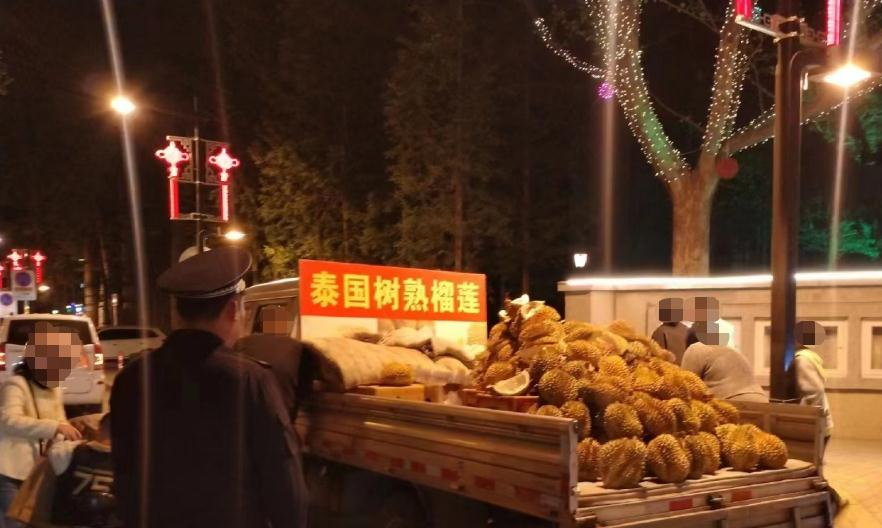 平度市东阁街道综合行政执法中队用心扮靓城市,以行动书写“劳动美”2.png