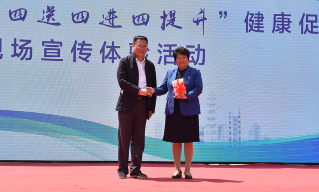 山东卫生健康系统举办解决群众急难愁盼问题百日攻坚行动暨“四送四进四提升”健康促进行动现场宣传体验活动