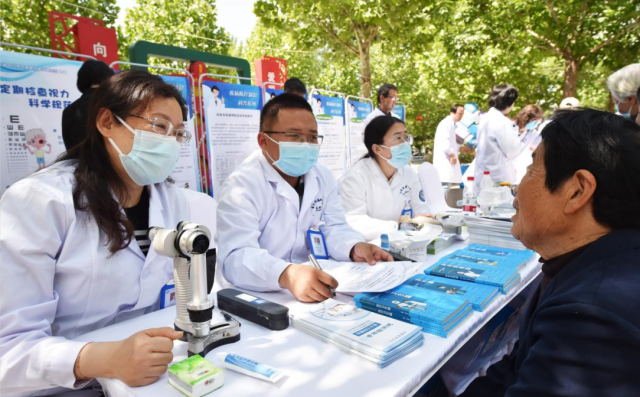 山东卫生健康系统举办解决群众急难愁盼问题百日攻坚行动暨“四送四进四提升”健康促进行动现场宣传体验活动