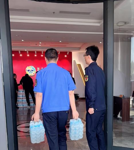 情系一线执法人员，爱心企业炎炎夏日送清凉3.png