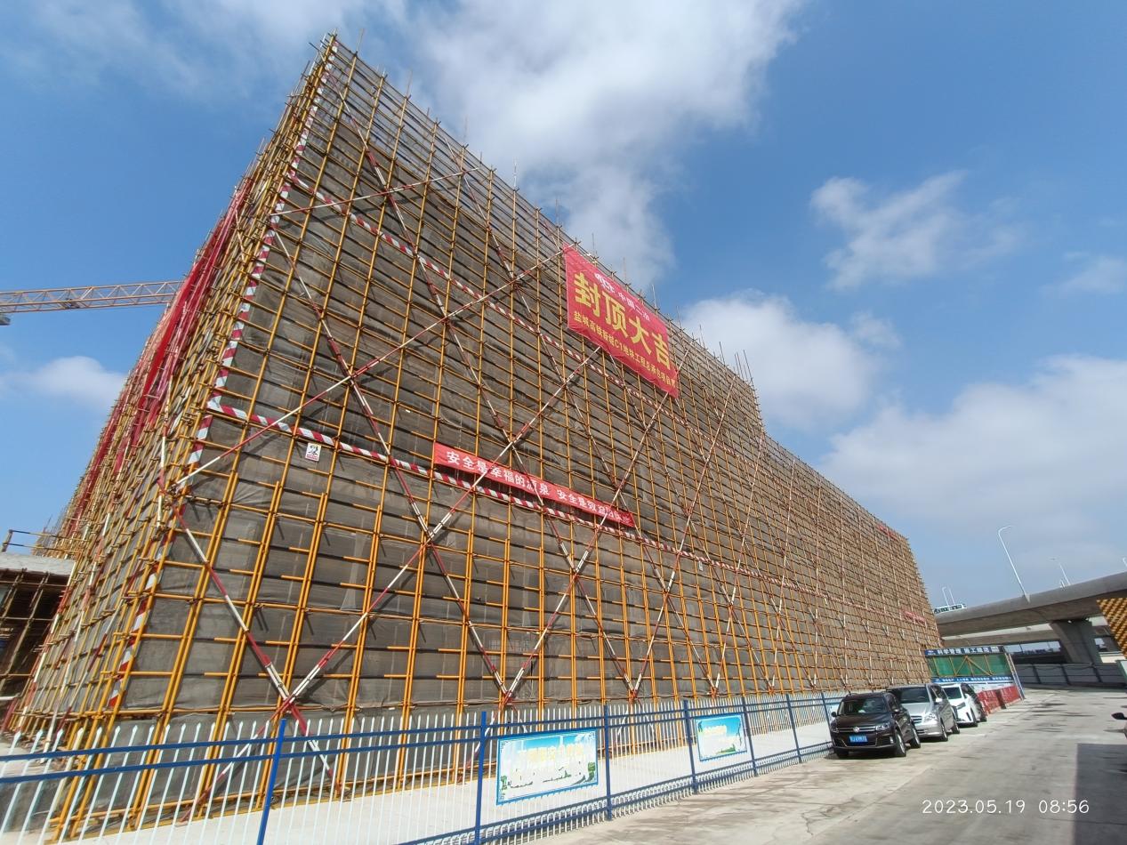中国二冶华东分公司盐城高铁新城项目办公楼（左）主体结构封顶