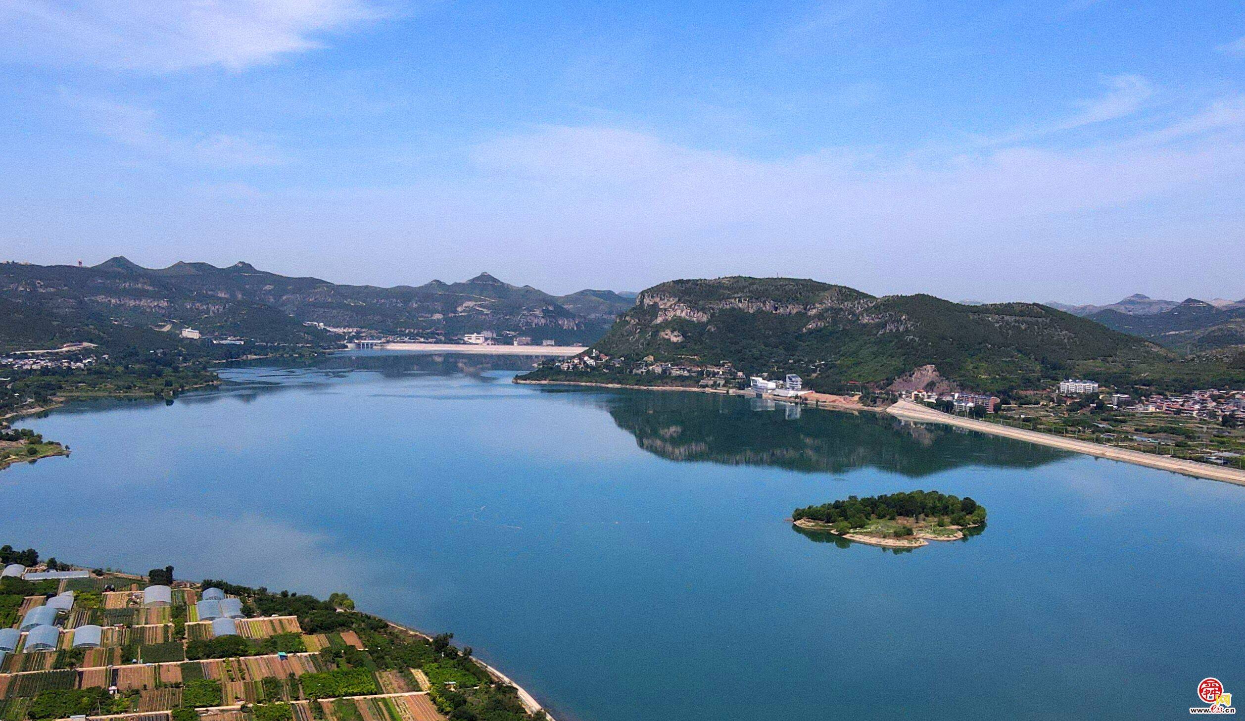 澄水蓝天卧虎山水库呈现天空之镜之美