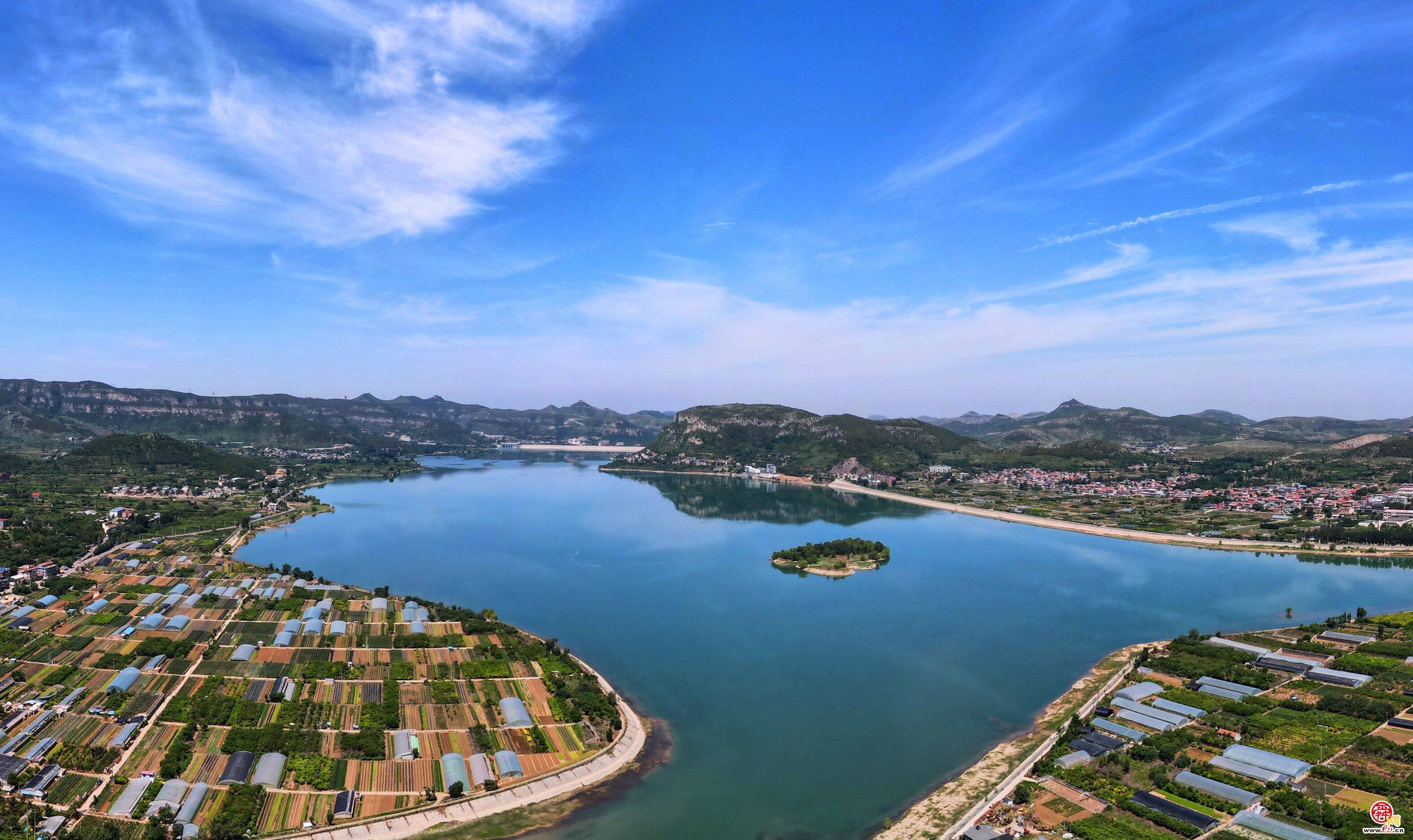 澄水蓝天卧虎山水库呈现天空之镜之美