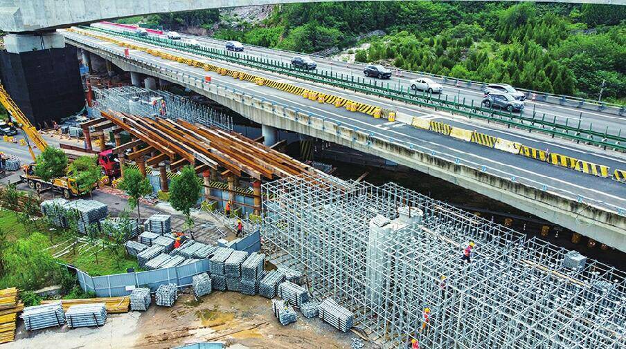 7月31日,记者在长清区平安南路至大学路之间的济广高速公路改扩建现场