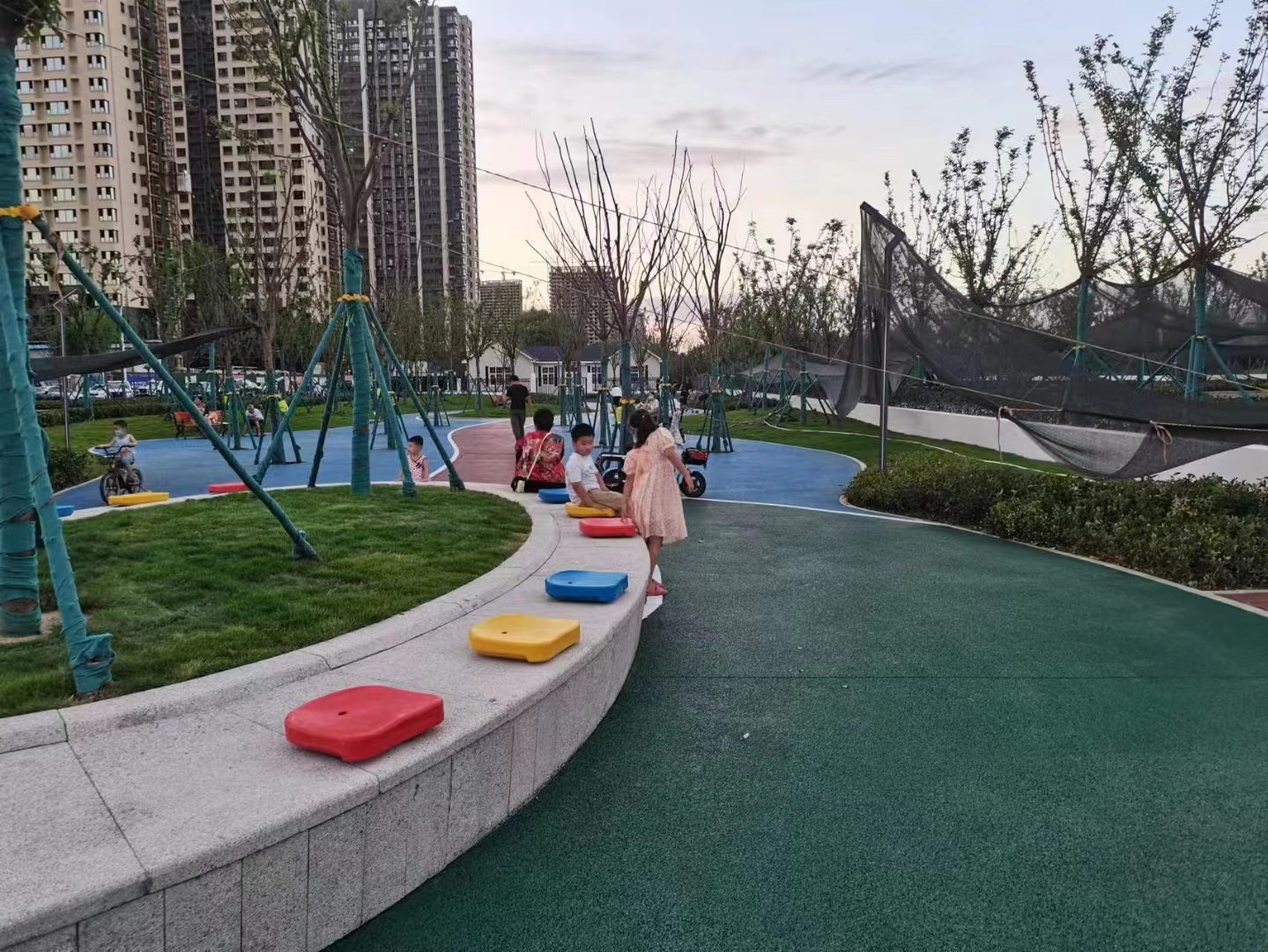 口袋公园成为市民休闲娱乐的好去处(李连彩 摄) 口袋公园成为市民休闲娱乐的好去处(李连彩 摄)