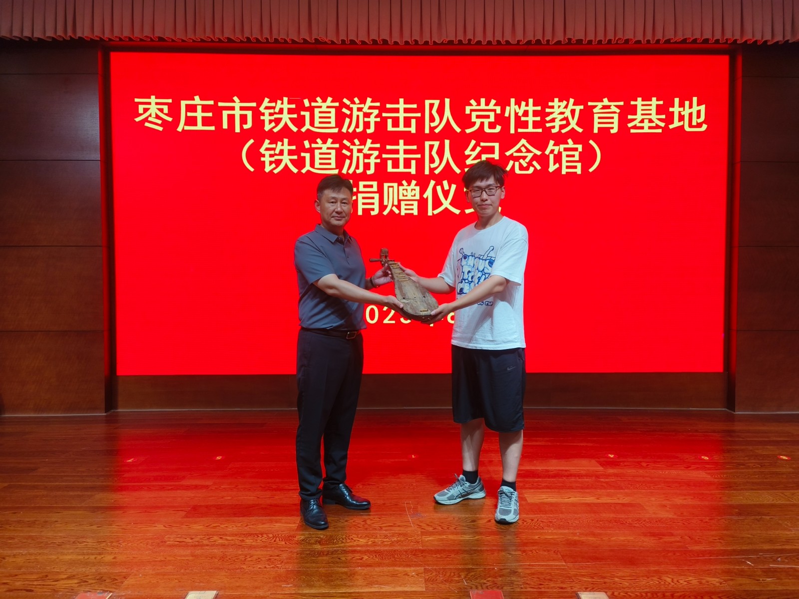 图为土琵琶捐赠仪式现场