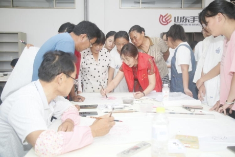 巨野县田桥镇开展“山东手造匠心麟州”工笔牡丹画培训