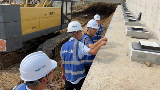 十七冶建安分公司经理朱广剑到龙亢路西延伸及创业大道 项目检查 