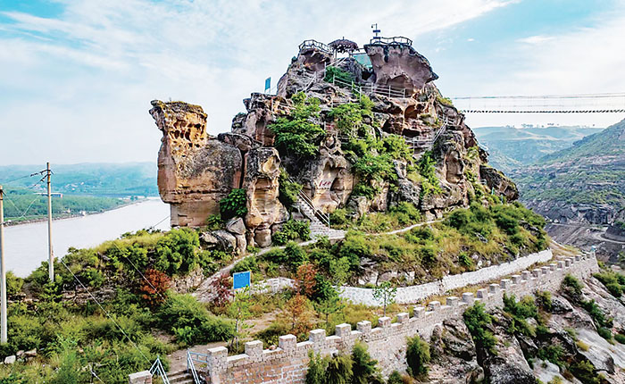 图为兴县六郎寨景区黄河奇石景观一角.