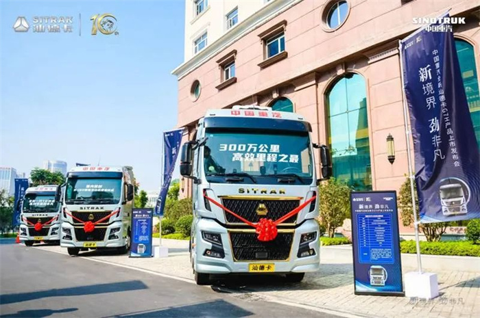 中国重汽荣膺“年度影响力品牌”与黑
