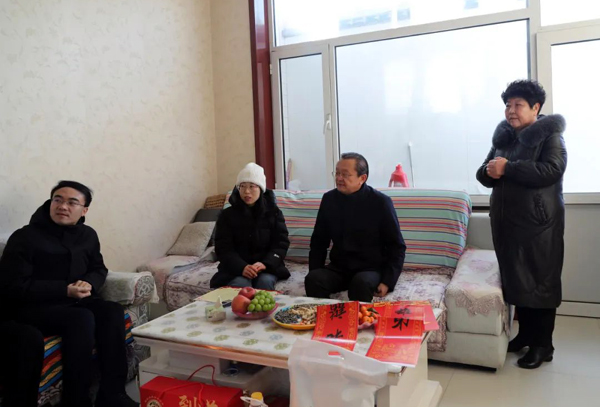 忻府区:马志强在云中路街道慰问老党员