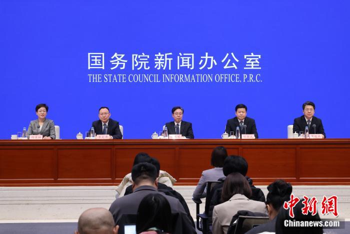 1月9日,中国国务院新闻办公室在北京举行新闻发布会,国家发展改革委副秘书长陈亚军,重庆市委常委、常务副市长陈新武,四川省副省长李文清,成都市委常委、常务副市长曹俊杰介绍成渝地区双城经济圈建设五年来有关情况,并答记者问。 <a target='_blank' href='/'>中新社</a>记者 杨可佳 摄 1月9日,中国国务院新闻办公室在北京举行新闻发布会,国家发展改革委副秘书长陈亚军,重庆市委常委、常务副市长陈新武,四川省副省长李文清,成都市委常委、常务副市长曹俊杰介绍成渝地区双城经济圈建设五年来有关情况,并答记者问。 <a target='_blank' href='/'>中新社</a>记者 杨可佳 摄