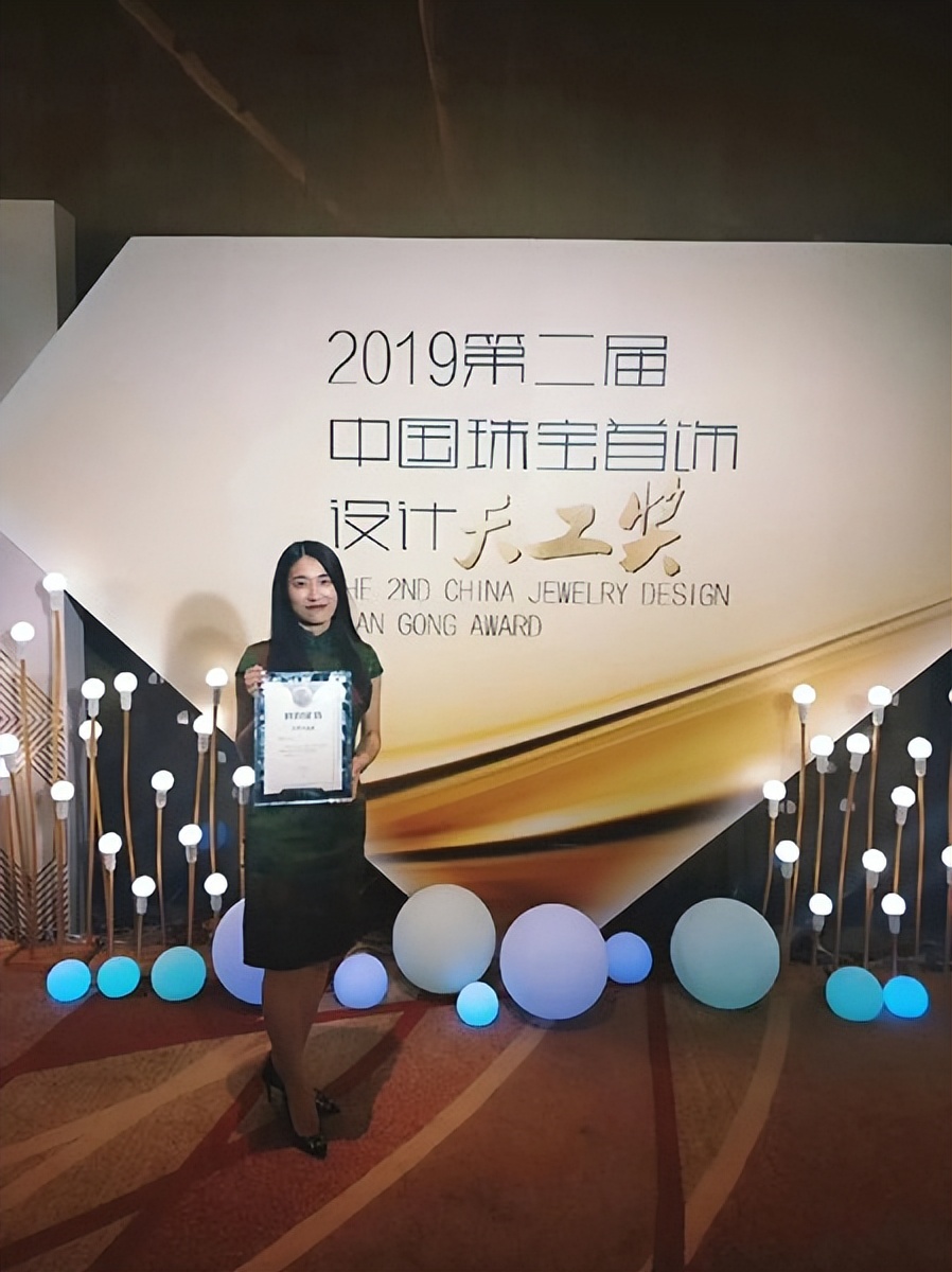 巧手染香承古训 丹心镌玉续薪灯 青