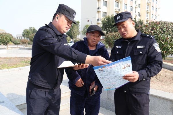 反诈宣传进小区 筑牢防线护民安