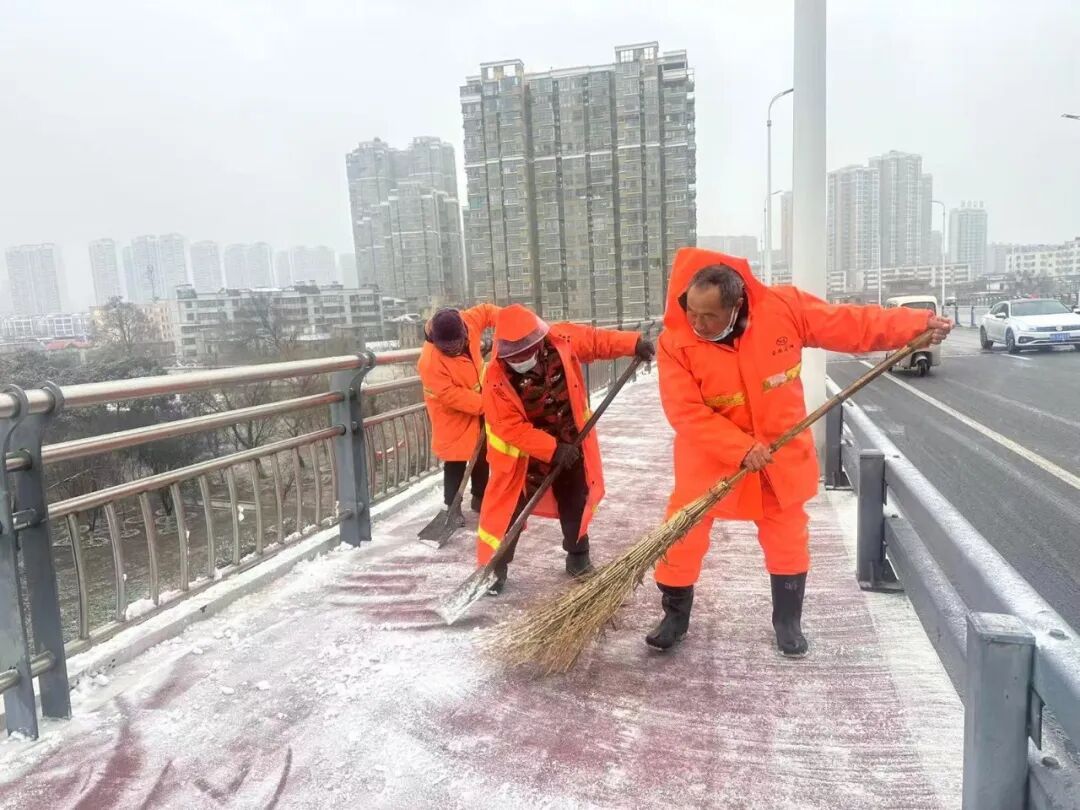 空中“千里眼”实时监测  地上“突击