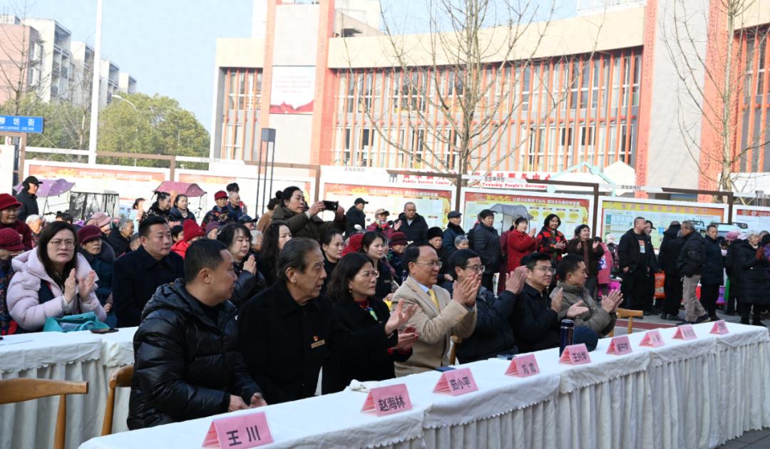 成都华王府集团连续十七年为老人送温暖