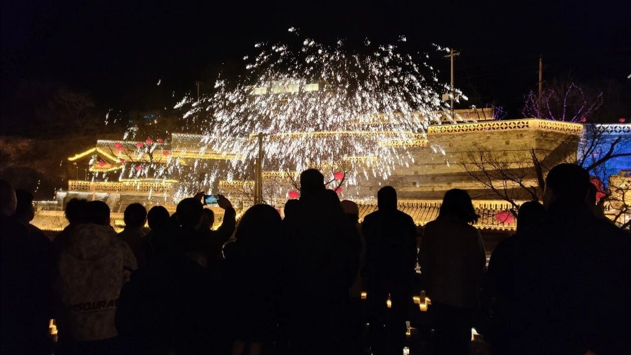 霍州市冯南垣“村光大道”点亮马年新春 烟