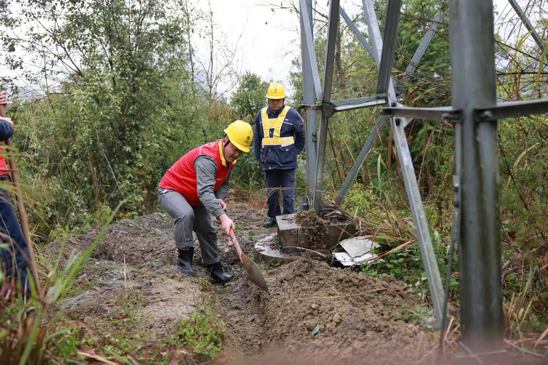 重庆彭水：电力春检进行时 党旗飘扬保供电