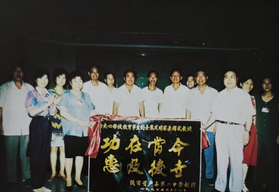 桑榆未晚霞满天 神功护肩把心连 