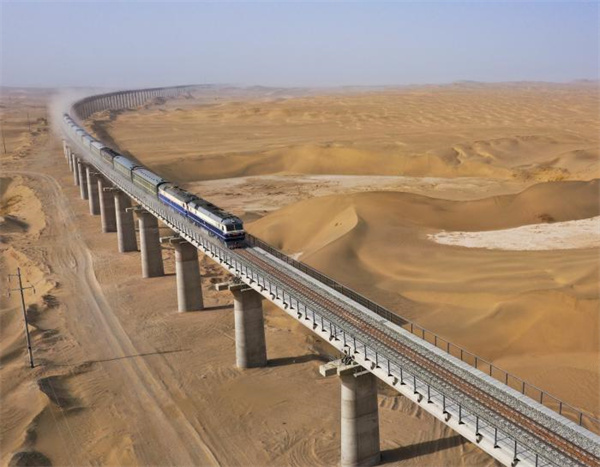 a0abb4d8748645f1b67和田至若羌铁路16日开通运营 形成世界首个沙漠铁路环线8006f627afcd4.jpg