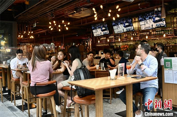 2资料图为香港兰桂坊一间酒吧。 中新社记者 李志华 摄.jpg